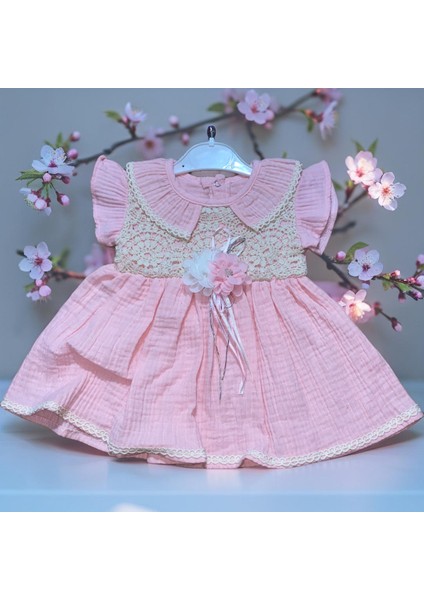 Soft Elegance - Çiçek ve Dantel Işlemeli Pembe Müslin Bebek Elbisesi