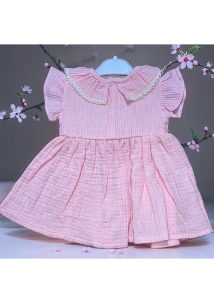 Soft Elegance - Çiçek ve Dantel Işlemeli Pembe Müslin Bebek Elbisesi