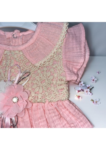 Soft Elegance - Çiçek ve Dantel Işlemeli Pembe Müslin Bebek Elbisesi