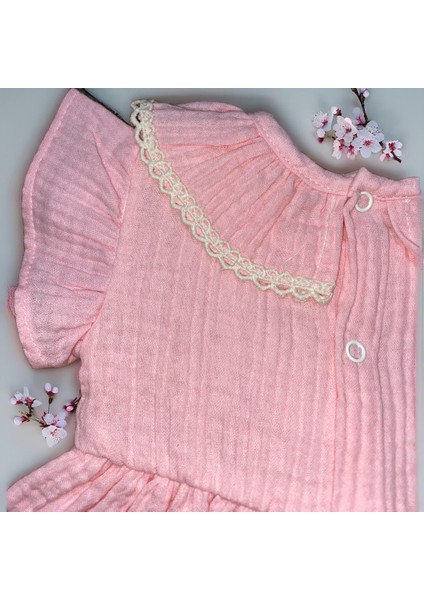 Soft Elegance - Çiçek ve Dantel Işlemeli Pembe Müslin Bebek Elbisesi