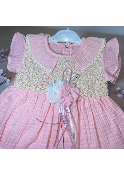 Soft Elegance - Çiçek ve Dantel Işlemeli Pembe Müslin Bebek Elbisesi