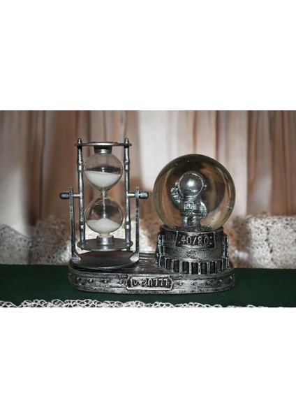 Futuristik Tasarımlı Kum Saati ve Astronot Kar Küresi Dekoratif Obje