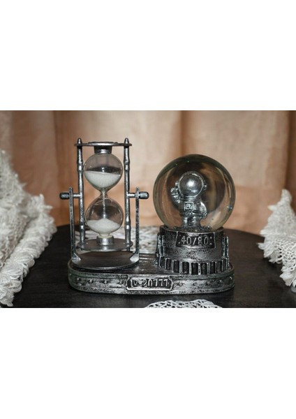 Futuristik Tasarımlı Kum Saati ve Astronot Kar Küresi Dekoratif Obje indirimleri