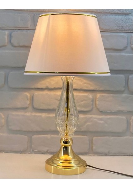 Gold Ayaklı Dekoratif Cam Gövdeli Gold Şeritli Beyaz Kumaş Şapkalı Abajur Masa Lambası