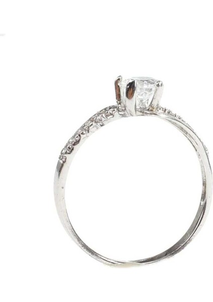 925 Ayar Gümüş Tektaş Motifli Yanı Taşlı 150 crt Görünümlü Yüzük