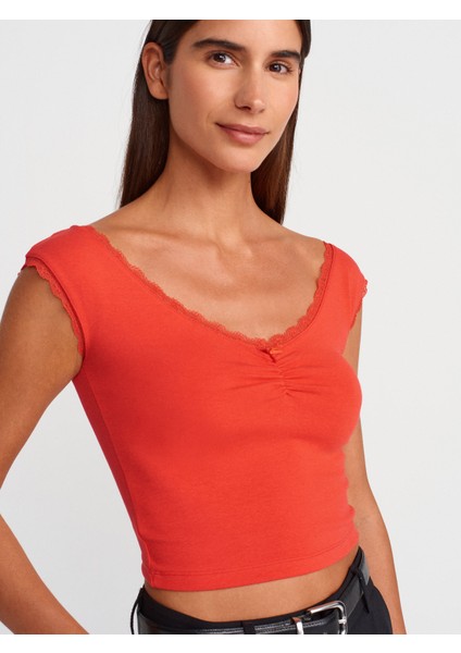 31775 Dantel Detaylı Omuzları Açık Top-Kırmızı