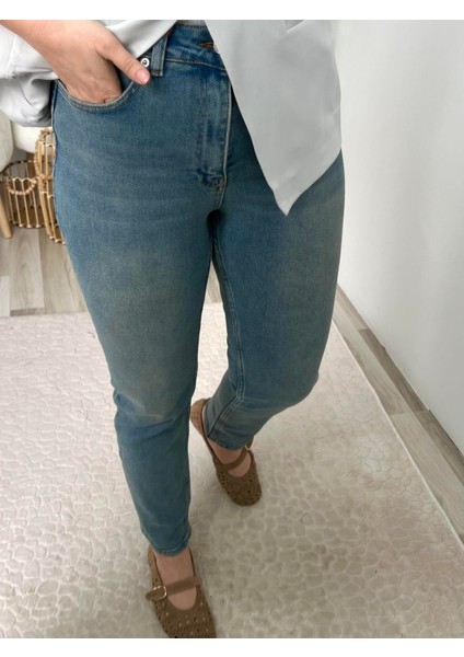 Açık Mavi Tint Taşlanmış Jean Pantolon