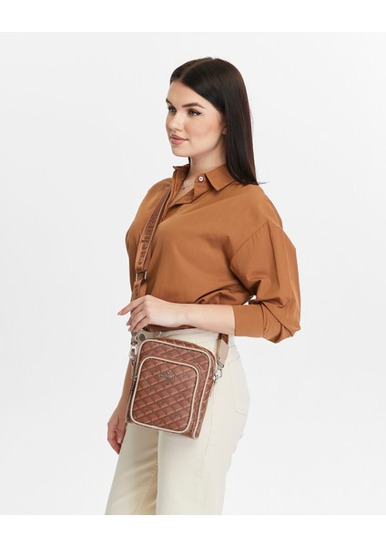 Kadın Postacı Ve Omuz Çantası