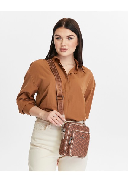 Kadın Postacı Ve Omuz Çantası fırsatları