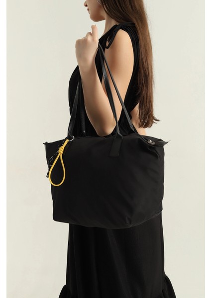 Siyah Büyük Boy Aksesuarlı Fermuarlı Kol Ve Omuz Çantası fiyatları