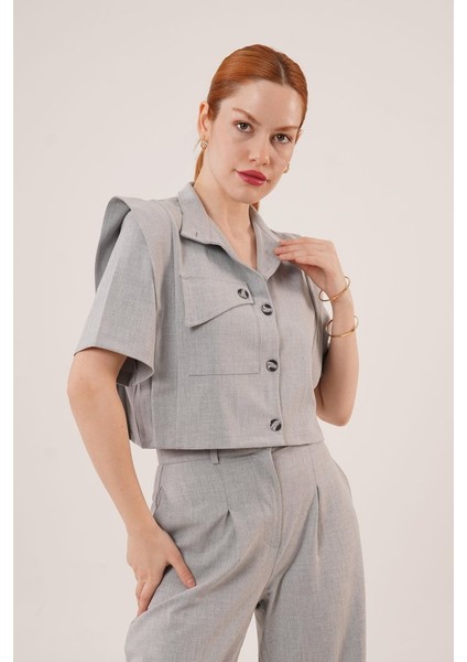 Cepli Düğmeli Bluz ve Diz Detaylı Pantolon Gri Ikili Takım