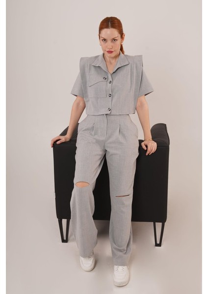 Cepli Düğmeli Bluz ve Diz Detaylı Pantolon Gri Ikili Takım