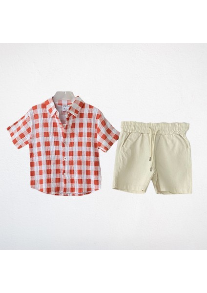 Kırmızı Ekoseli Gömlek ve Krem Şort Takım