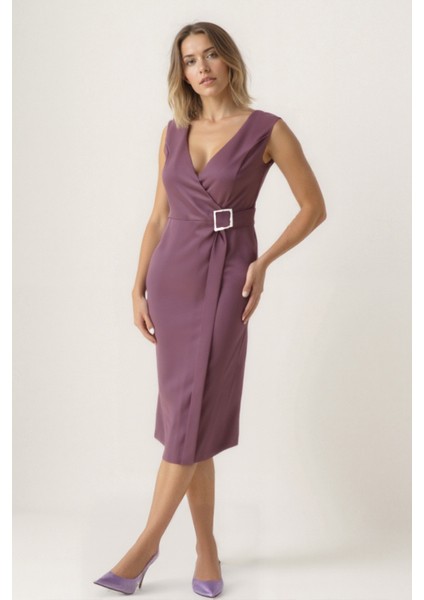 Önü Tokalı V Yaka Saten Elbise