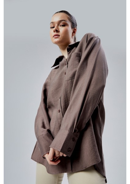 Kahverengi Yırtmaç Detaylı Oversize Gömlek