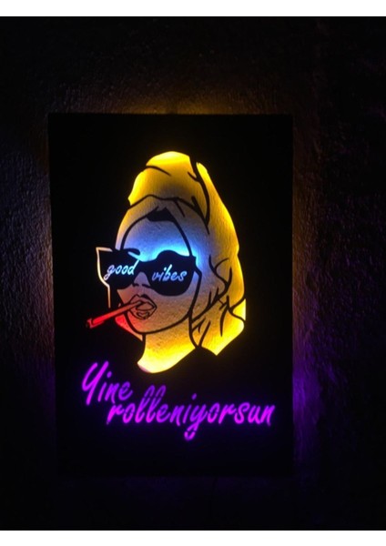 Good Vibes-Yine Rolleniyorsun Yazılı LED Işıklı Ahşap Tablo (60X40CM)