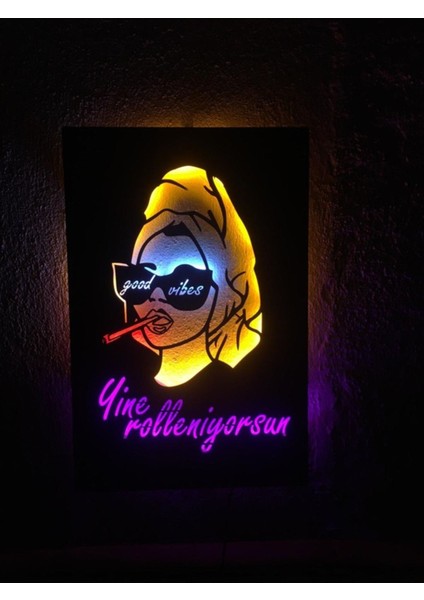 Good Vibes-Yine Rolleniyorsun Yazılı LED Işıklı Ahşap Tablo (60X40CM)