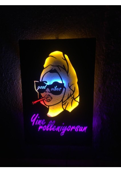 Good Vibes-Yine Rolleniyorsun Yazılı LED Işıklı Ahşap Tablo (60X40CM)
