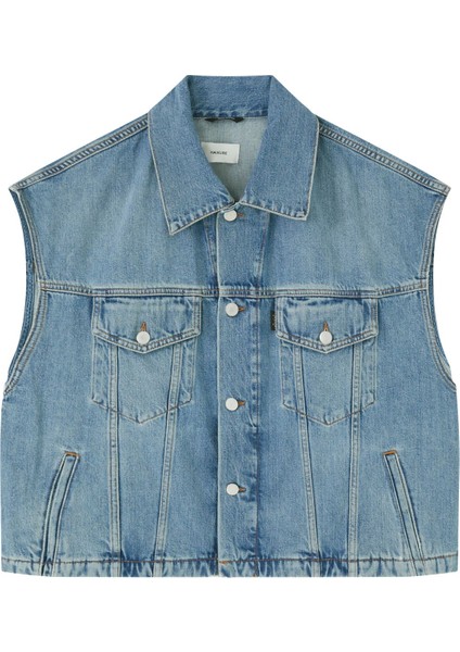 Denim Yelek ile Katmanlı Şıklık