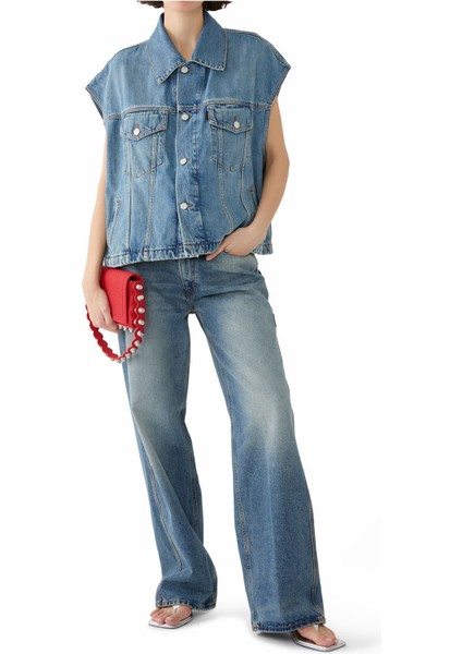 Denim Yelek ile Katmanlı Şıklık