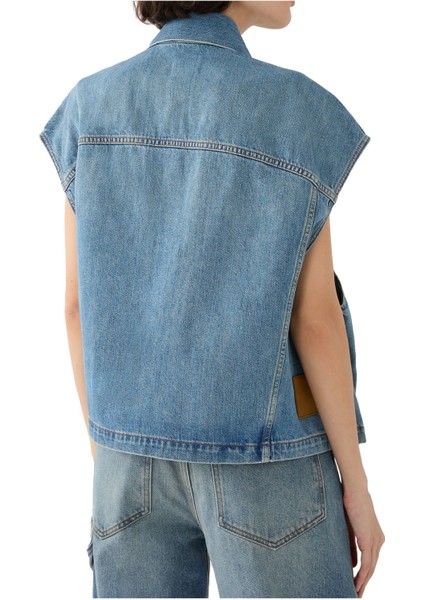 Denim Yelek ile Katmanlı Şıklık