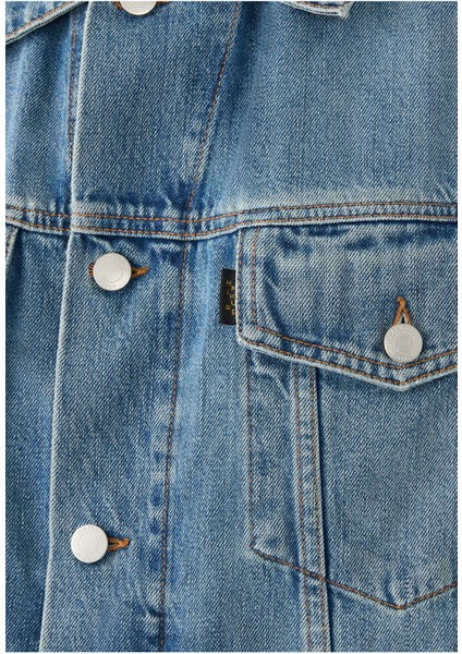 Denim Yelek ile Katmanlı Şıklık