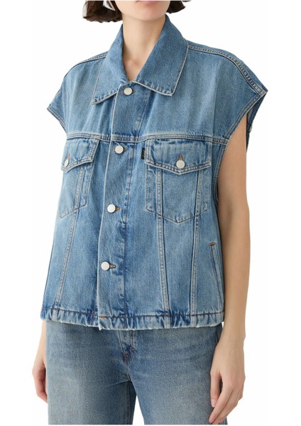 Denim Yelek ile Katmanlı Şıklık