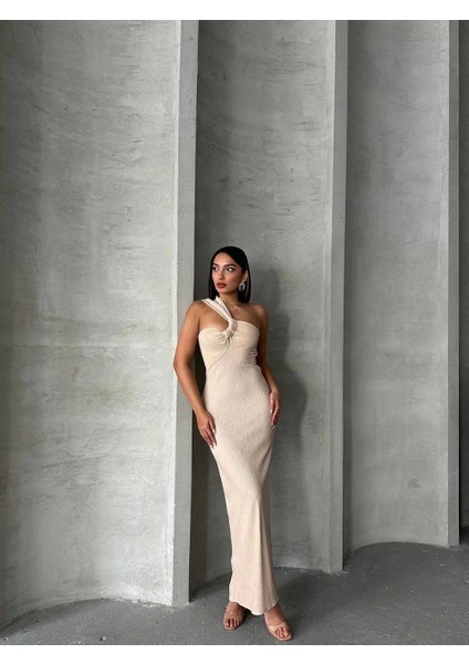 Tek Omuz Göğüsten Büzgülü Uzun Pliseli Slim Fit Açık Bej Elbise fiyatları