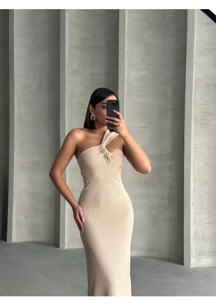 Tek Omuz Göğüsten Büzgülü Uzun Pliseli Slim Fit Açık Bej Elbise modelleri