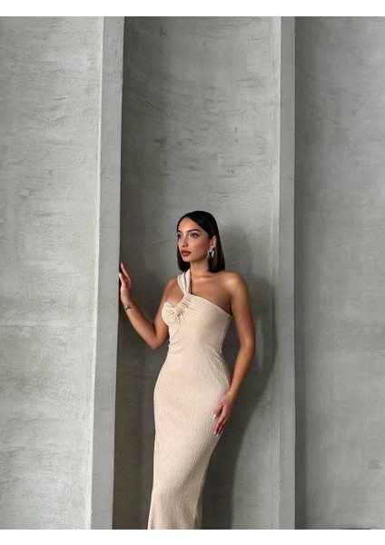 Tek Omuz Göğüsten Büzgülü Uzun Pliseli Slim Fit Açık Bej Elbise
