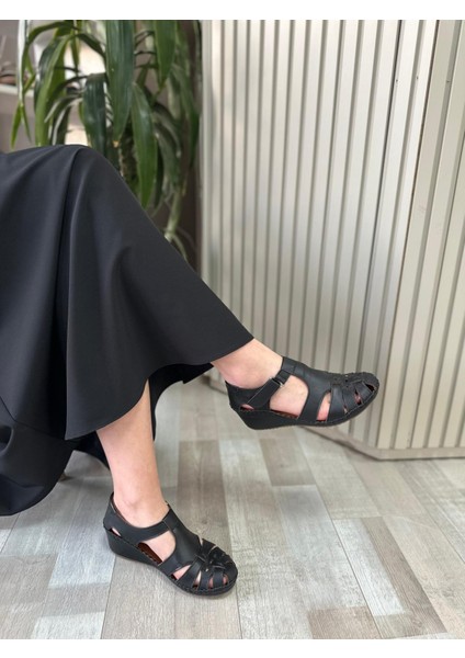 Sahra Deri Önü Kapalı Kadın Sandalet