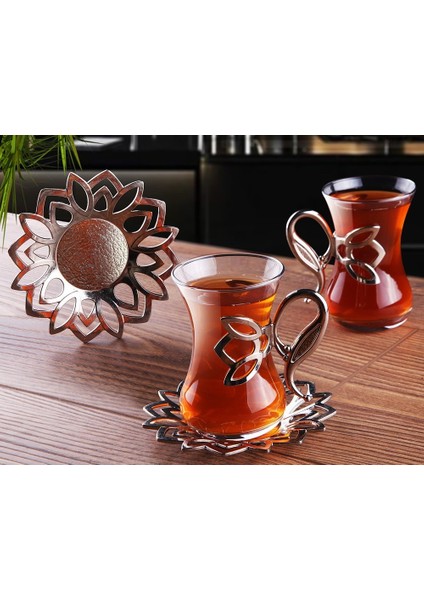 Demet 6 Kişilik Gümüş Renk Çay Seti: Metal Kulplu ve Tabaklı