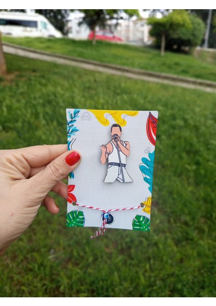 Freddie Mercury Ahşap Rozet Marteniçka Bileklik Hediyeli -Çanta-Broş-Aksesuar fiyatları