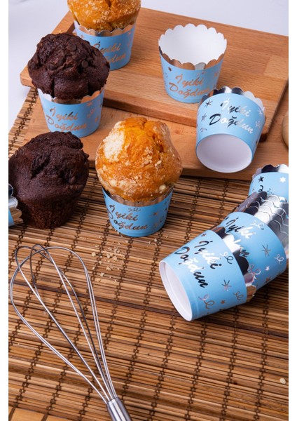 Gümüş Yaldızlı Mavi 12'li Kek Kalıbı Iyiki Doğdun Yazılı Fırında Dağılmayan 6.5X5 cm Muffin Cupcake