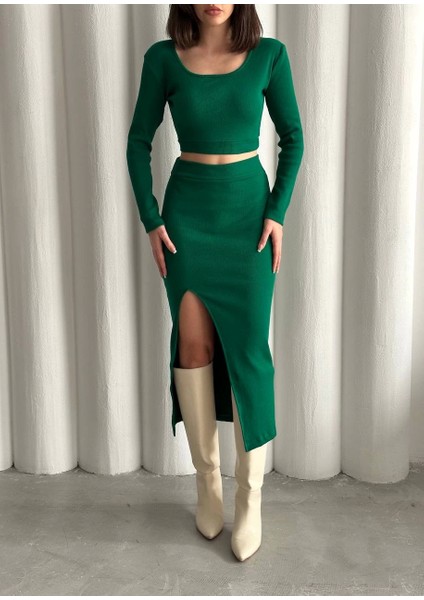 Uzun Kolllu Eteği Yandan Yırtmaçlı Büstiyerli Göbeği Açık Etek Crop Takım - Yeşil