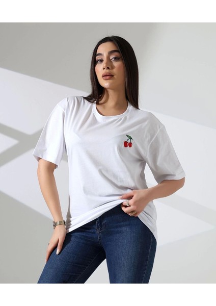 Kiraz Işlemeli Hafif Oversized Beyaz Bisiklet Yaka Regular Tişört