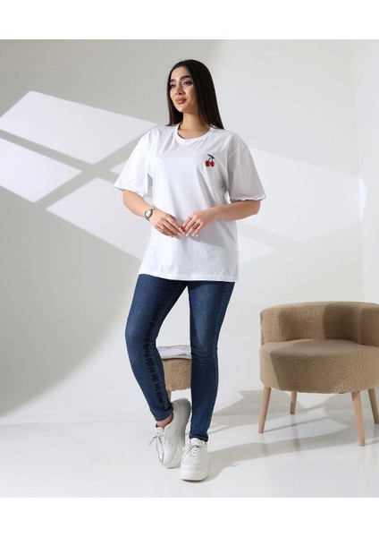 Kiraz Işlemeli Hafif Oversized Beyaz Bisiklet Yaka Regular Tişört