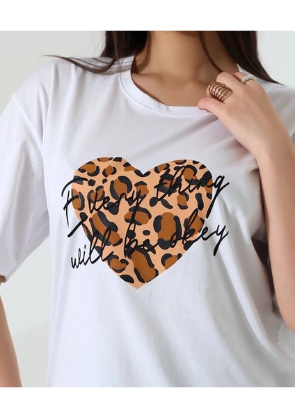 Leopar Kalp Baskılı Yazılı Bisiklet Yaka Kısa Kollu Regular Tişört
