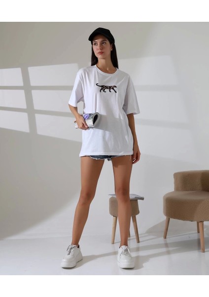 Kaplan Nakışlı Işlemeli Beyaz Oversize Trend Tişört