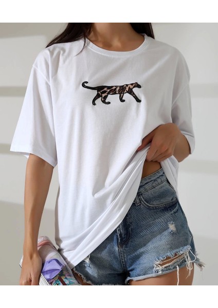 Kaplan Nakışlı Işlemeli Beyaz Oversize Trend Tişört