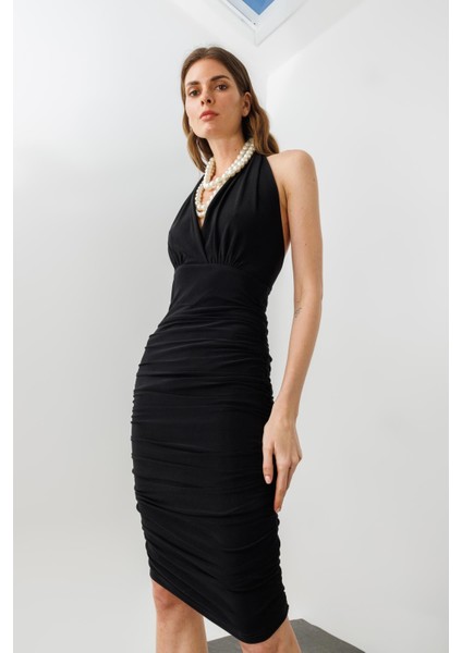 Siyah Halter Yaka Drapeli Sırt Dekolteli Midi Boy Elbise