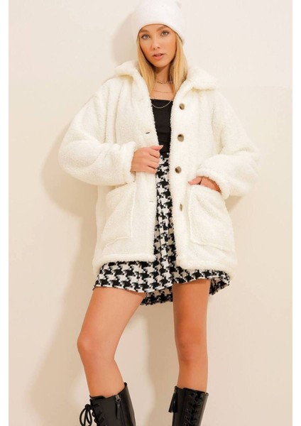 Kadın Beyaz Çift Cepli Önü Düğmeli Astarsız Oversize Peluş Ceket