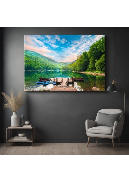 Orman Gölü - Yeşil Dağlar Arasında Iskeleli Sakin Su Kanvas Tablo