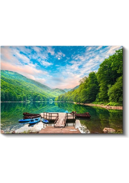 Orman Gölü - Yeşil Dağlar Arasında Iskeleli Sakin Su Kanvas Tablo fiyatları