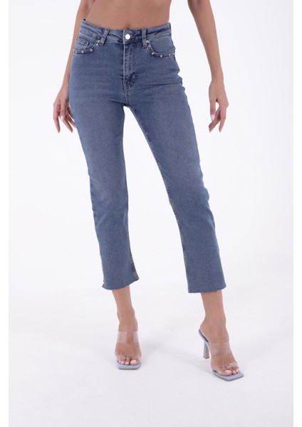 Cepleri ve Paçaları Taş Detaylı Yüksek Belli Mom Fit Kadın Kot Pantolon Jean Orta Mavi Tintli Denim fiyatları