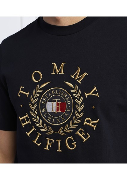 Bisiklet Yaka Göğüsde Nakış Işlemeli Logolu T-Shirt