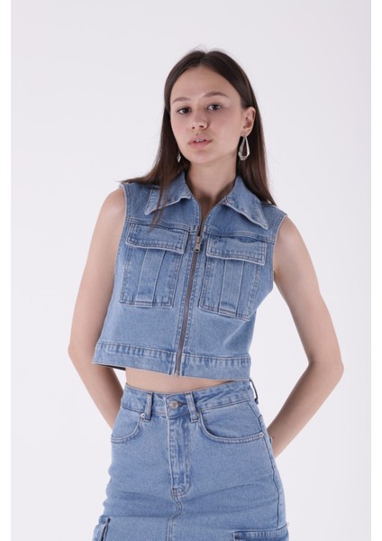 Kolsuz Kısa Boy Cepli ve Astarsız Fermuar Kapamalı Kadın Kot Yelek (1 Parça) Açık Mavi Dört Mevsim