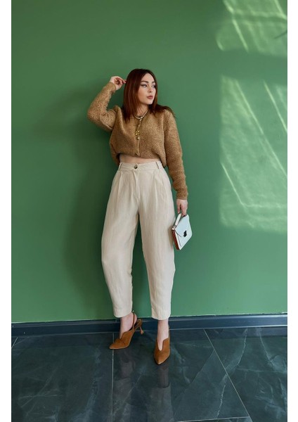 Beli ve Paçası Pens Detaylı Havuç Pantolon Krem