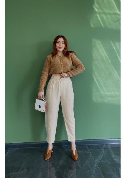 Beli ve Paçası Pens Detaylı Havuç Pantolon Krem fiyatları