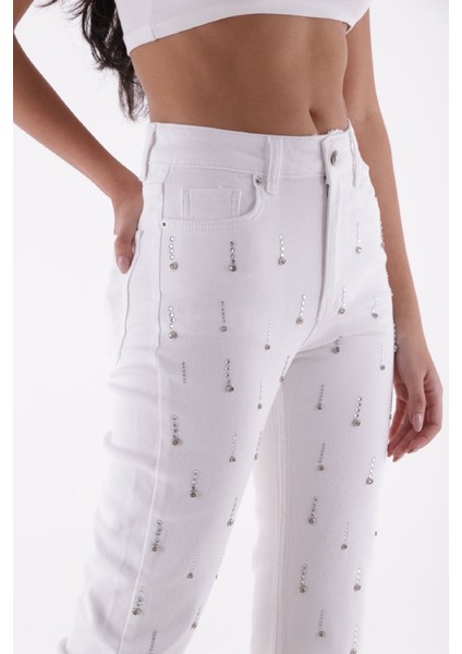 Önü Dekoratif Taş Detaylı ve Paçaları Dikişsiz Bilek Boy Mom Fit Kadın Jean Pantolon Beyaz modelleri